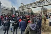 تجمع هواداران پرسپولیس مقابل مجلس با شعارهای تند+ عکس و فیلم