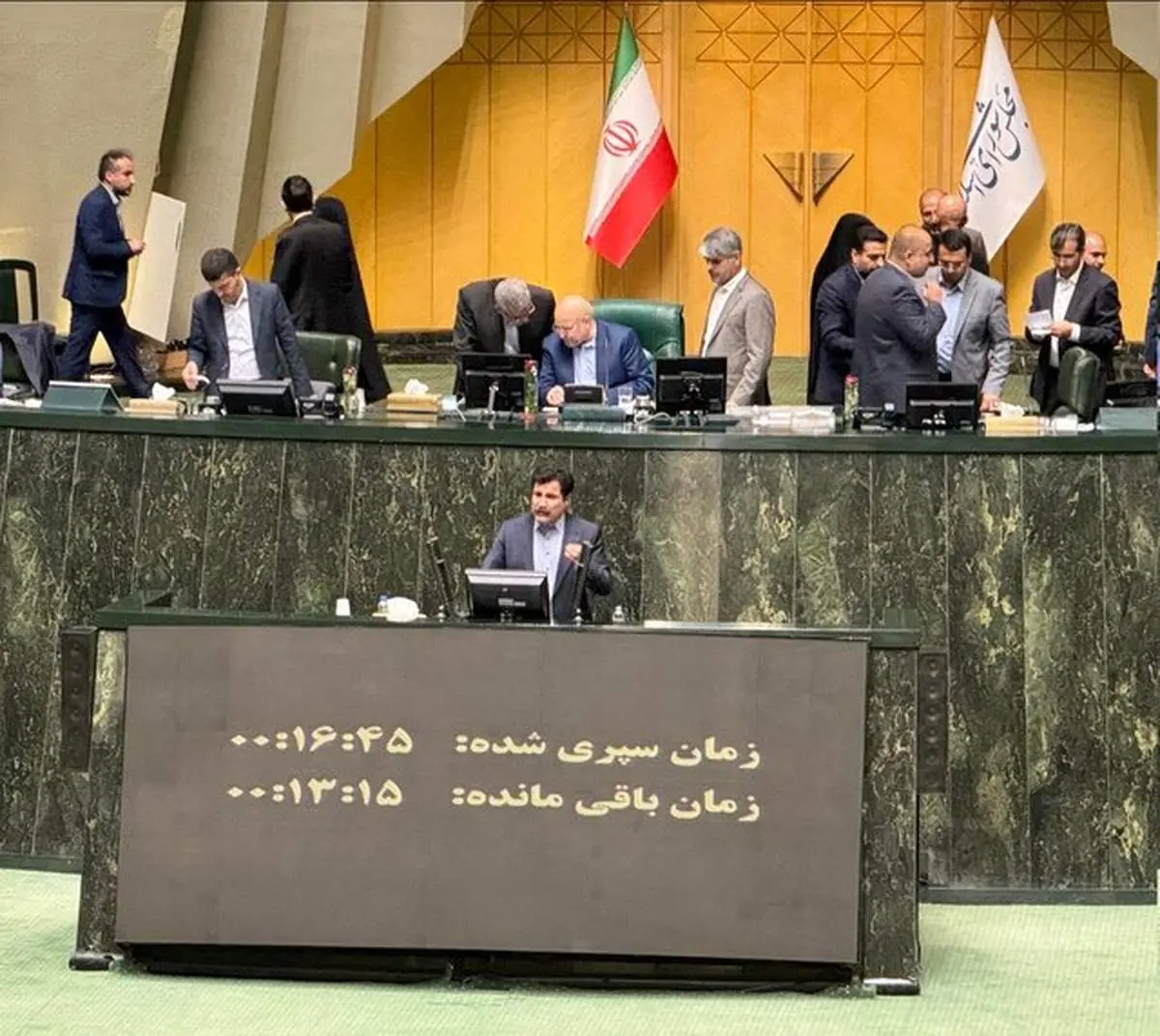 مجلس با استعفای حسینزاده مخالفت کرد