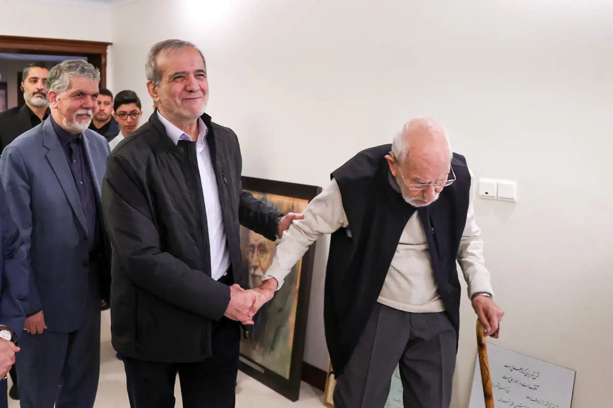 دیدار پزشکیان با محمدعلی موحد/ موحد: دلم با دکتر پزشکیان است انسان رایحه صداقت را از ایشان استشمام میکند