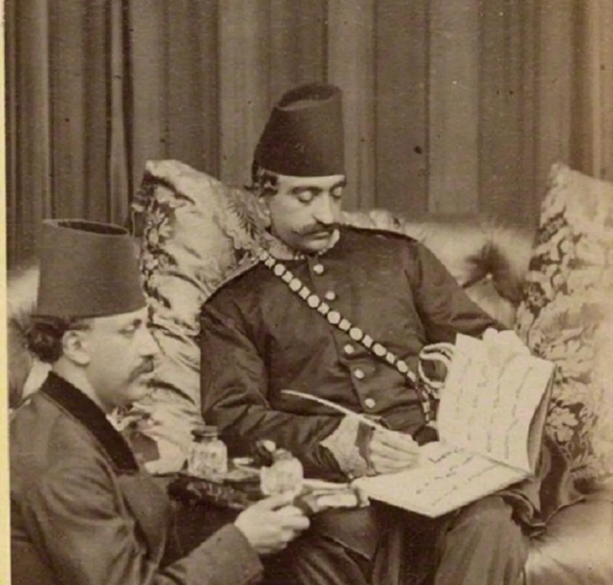  پیشخدمتان ناصرالدین‌شاه را ببینید/ عکس