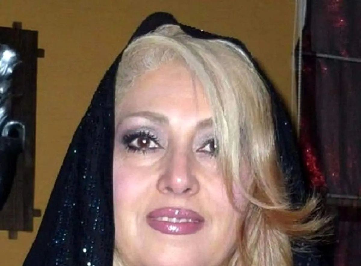 دسته گل مجلل لیلا فروهر برای مراسم یادبود همایون سینمای ایران/ عکس