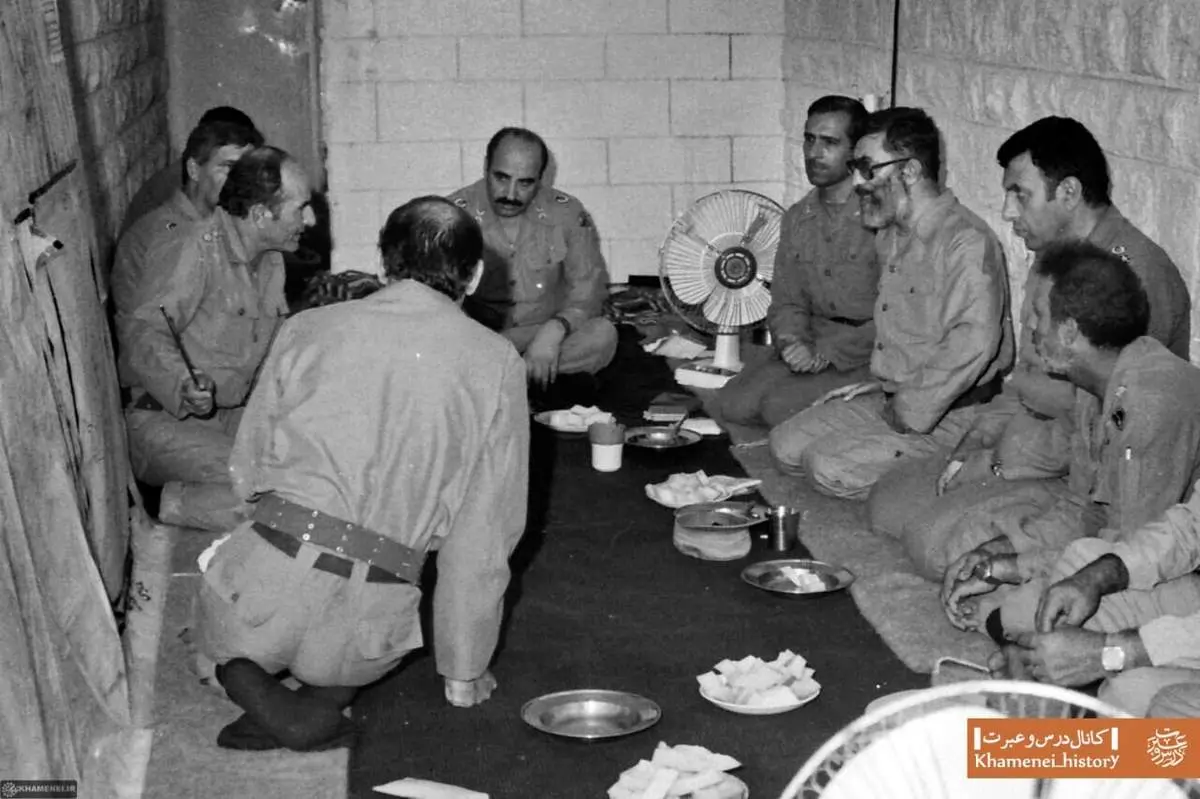 عکس دیده نشده از رهبر انقلاب در یک جلسه مهم با لباس نظامی + ببینید