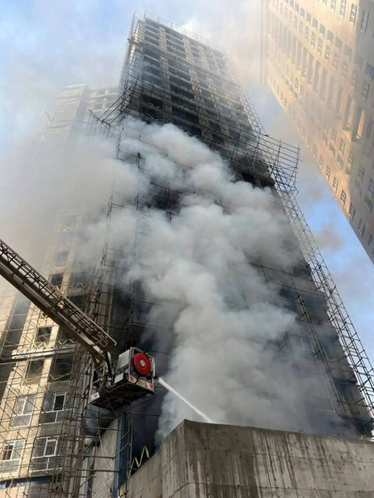 نجات ۳۰ نفر از آتش‌سوزی برج ۲۰ طبقه در تهران