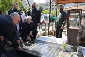 علی باقری بر سر مزار مادر سیدحسن نصرالله