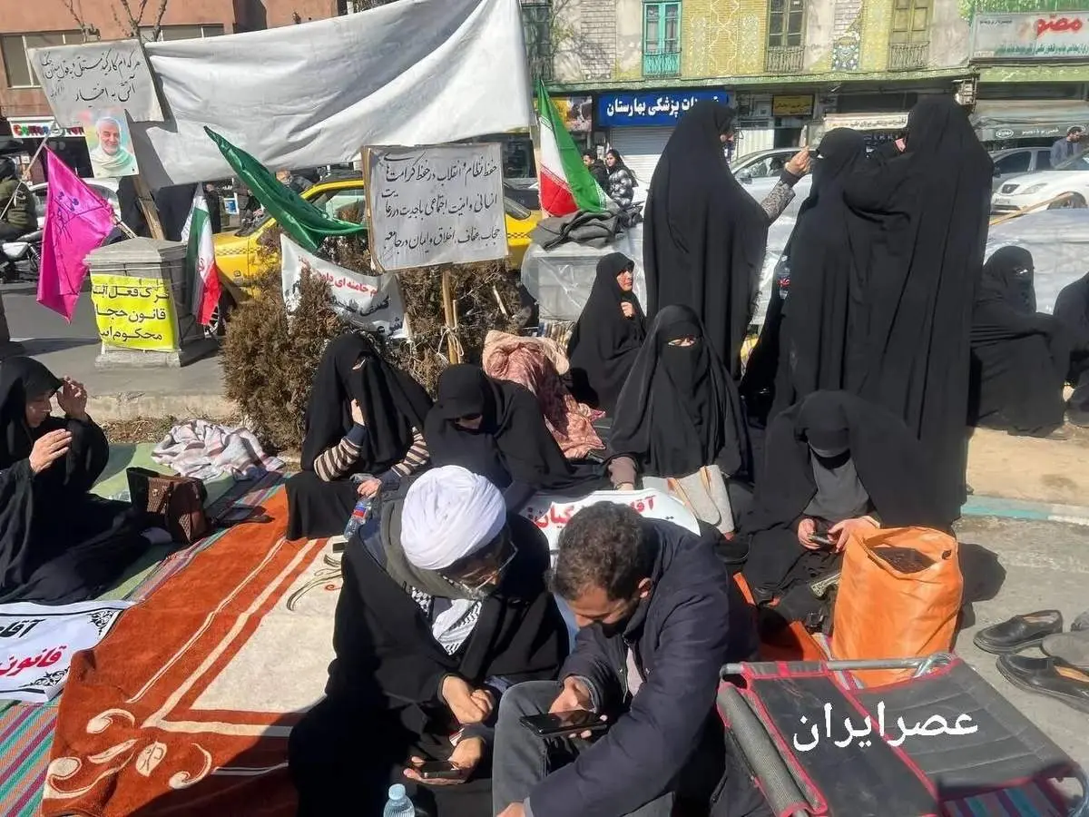 تصاویر عجیب از تحصن شبانه روزی موافقان قانون عفاف و حجاب + ببینید 