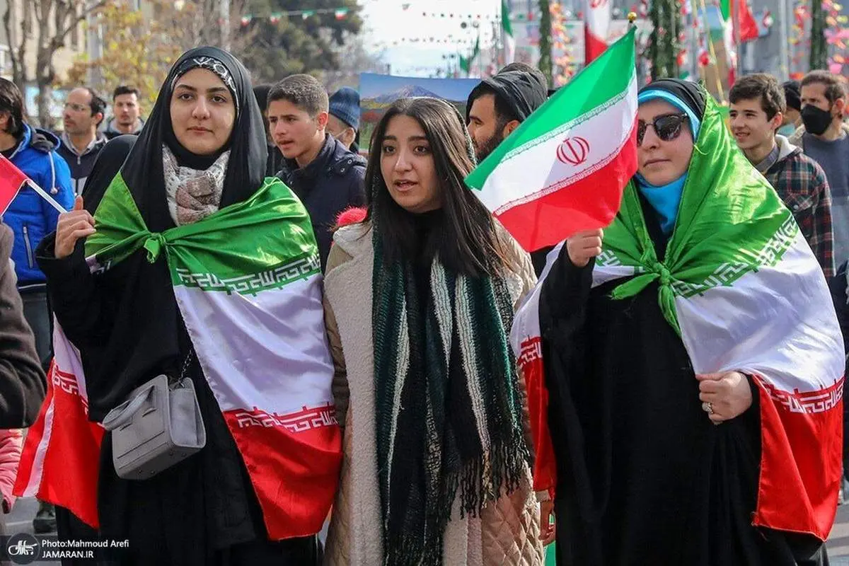 حضور یک زنِ «کم حجاب» در راهپیمایی خبرساز شد+عکس