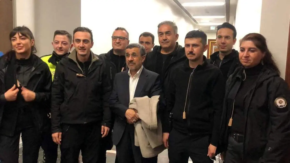 عکس یادگاری احمدی نژاد در ترکیه/ ببینید