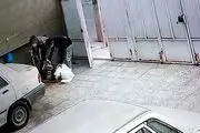 سرقت حرفه ای دوپسر با همدستی یک دختر در روز روشن+ فیلم لحظه سرقت
