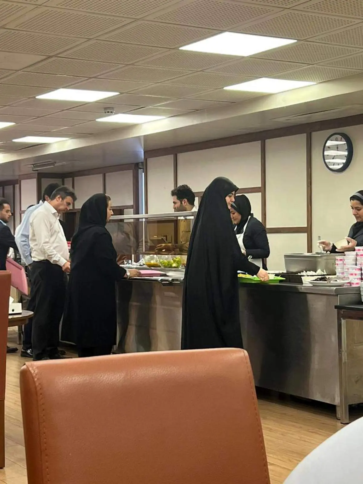 عکس معنادار زهرا پزشکیان در سلف غذاخوری محل کارش + ببینید