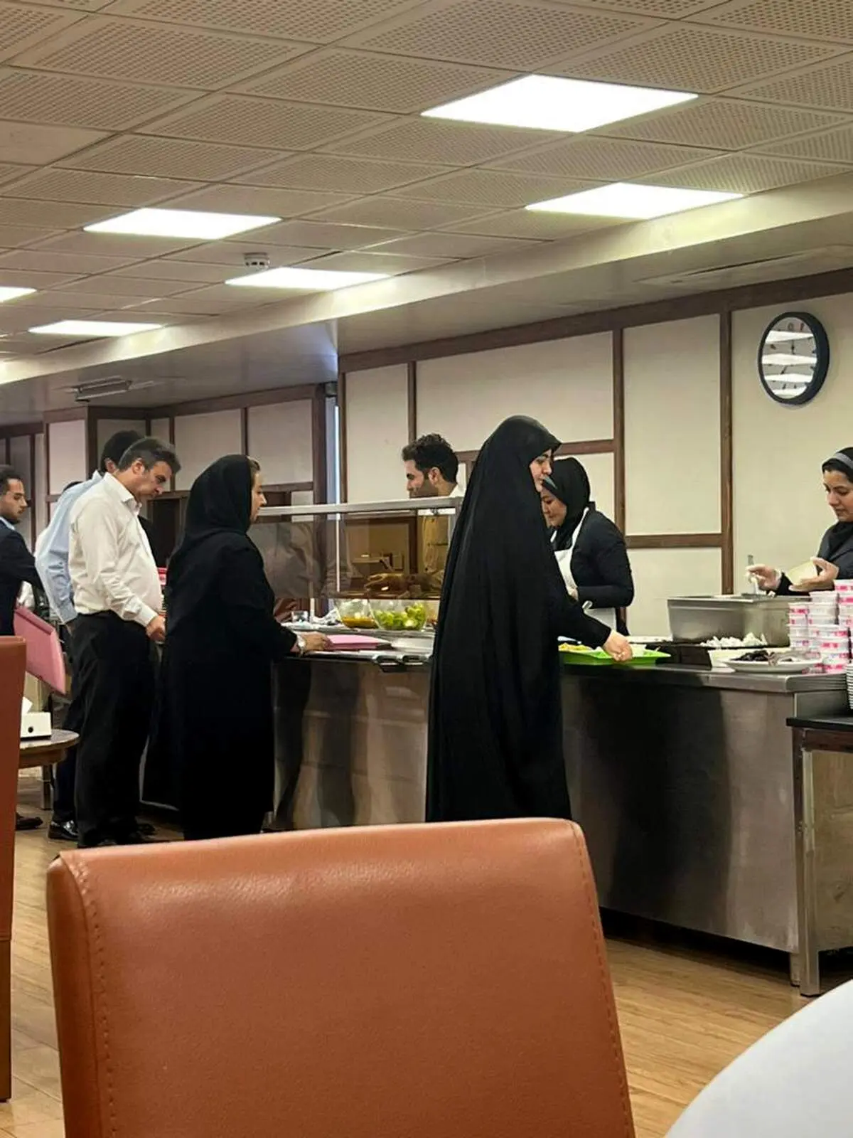 عکس معنادار زهرا پزشکیان در سلف غذاخوری محل کارش + ببینید 