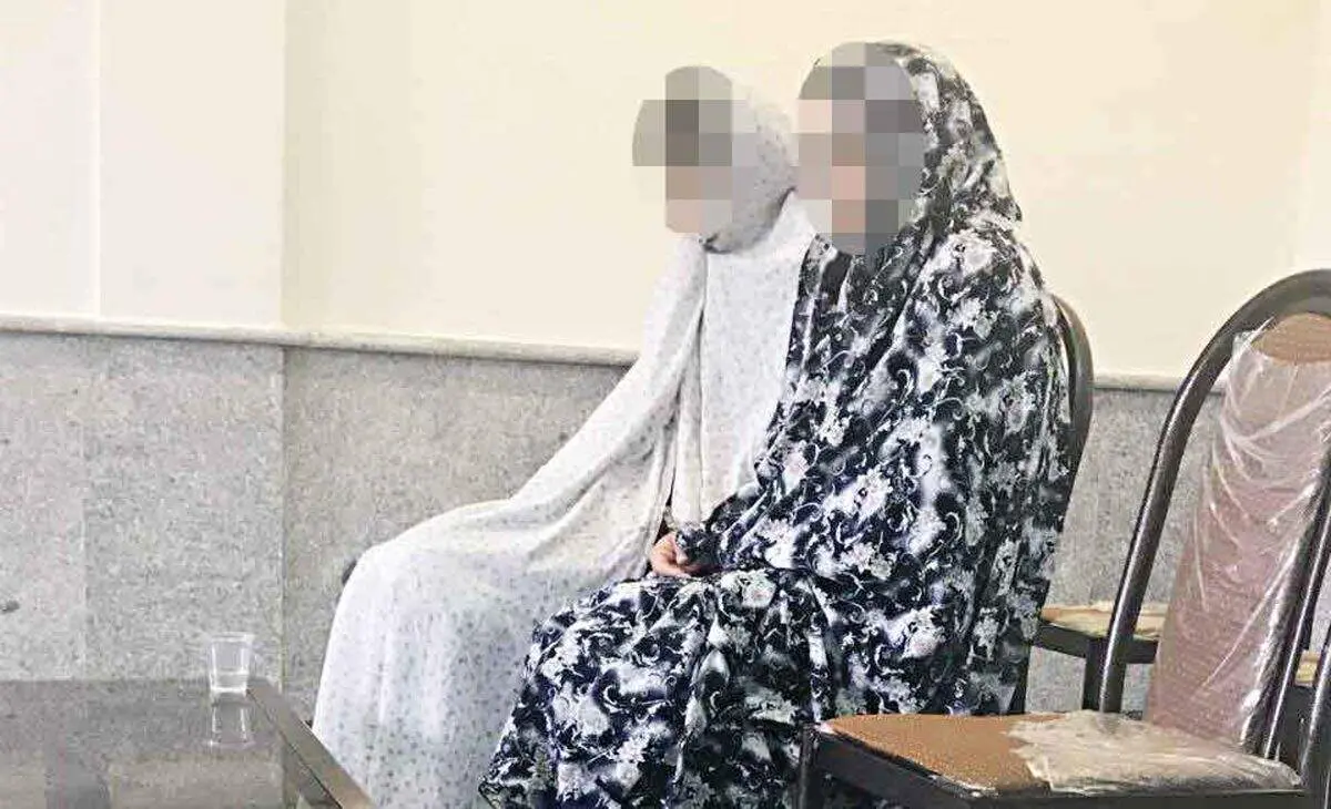 دختران وقیح، پسر بیچاره را لخت کرده بودند