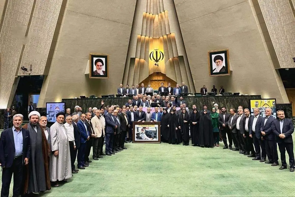 نمایندگان به قالیباف هدیه دادند + ببینید