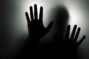 دختر نوجوان زیر پتو از برادرش باردار شد!/ دخترک قربانی فیلم جنسی شد