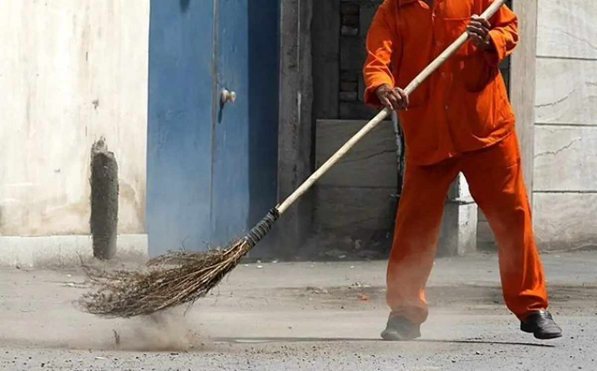 لحظه باورنکردنی سرقت جاروی یک رفتگر با خودروی سراتو!+فیلم