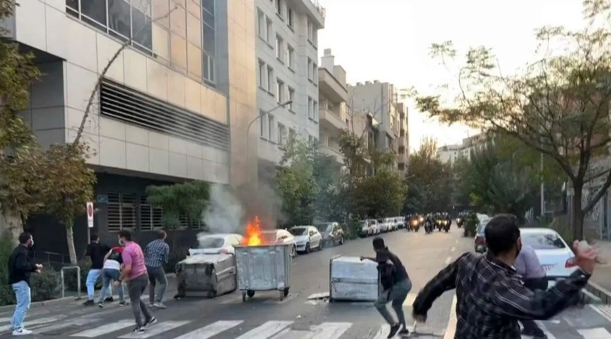 سرنوشت دختری که بدون روسری روی ماشین پلیس رفت| در زنجان چه خبر است