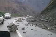 لحظه فرار مسافران جاده هراز از ریزش کوه +فیلم
