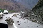 لحظه فرار مسافران جاده هراز از ریزش کوه +فیلم
