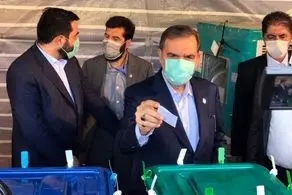 محسن رضایی آرای خود را در حرم عبدالعظیم شهر ری به صندوق انداخت