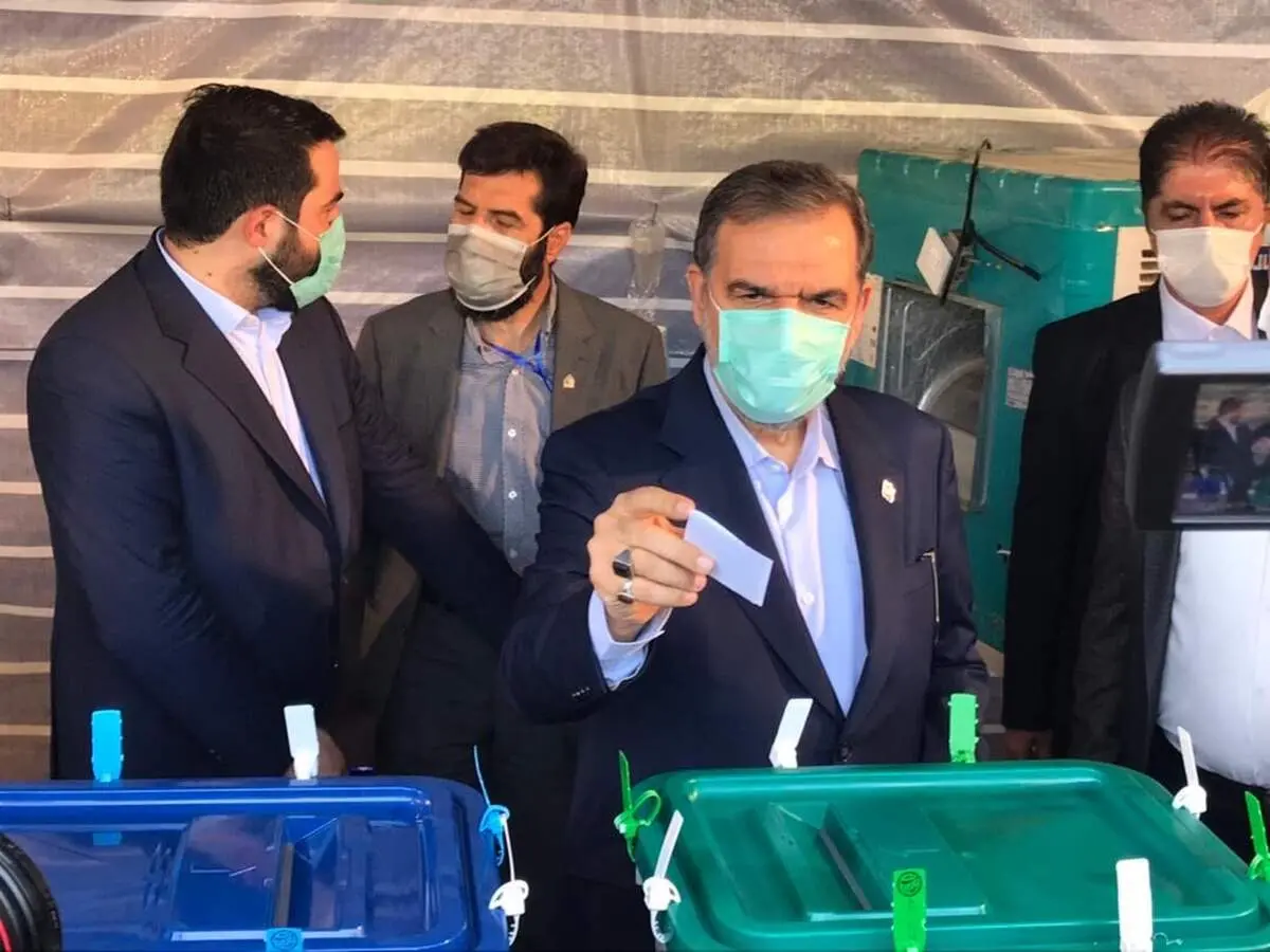 محسن رضایی آرای خود را در حرم عبدالعظیم شهر ری به صندوق انداخت