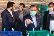 محسن رضایی آرای خود را در حرم عبدالعظیم شهر ری به صندوق انداخت