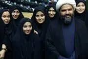 از نوشته روی صفحه گوشی یک نماینده مجلس تا عکس یادگاری آقای نماینده با زنان + ببینید 