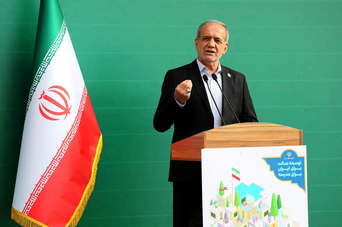 با علم و مهارت می‌توان آینده کشور را ساخت؛ ما نیز بسترهای آن را فراهم می‌کنیم/ نشست کوتاه پزشکیان با مدیر و معلمان دبستان ایثار