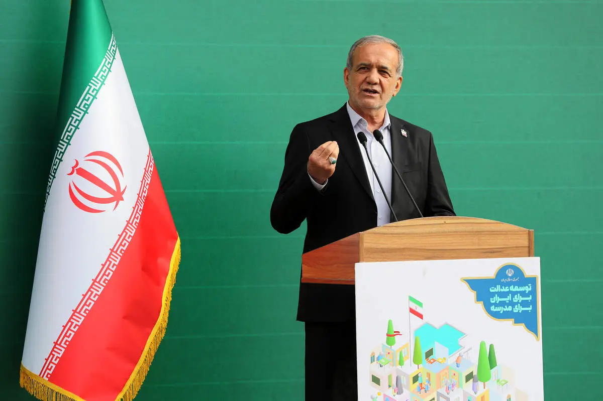 با علم و مهارت می‌توان آینده کشور را ساخت؛ ما نیز بسترهای آن را فراهم می‌کنیم/ نشست کوتاه پزشکیان با مدیر و معلمان دبستان ایثار