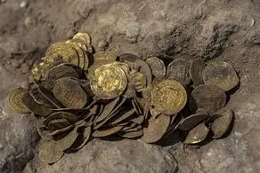 کشف عجیب هزاران سکه از زیر آب!