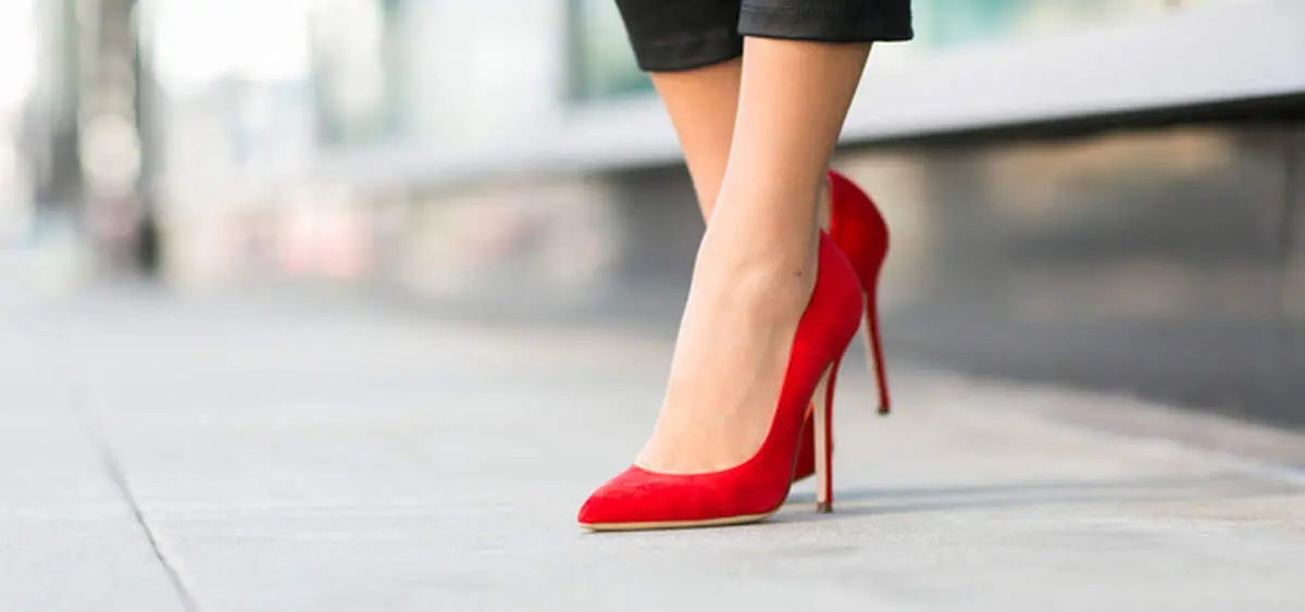 رژه خنده دار سربازان با کفش پاشنه بلند زنانه قرمز! + عکس