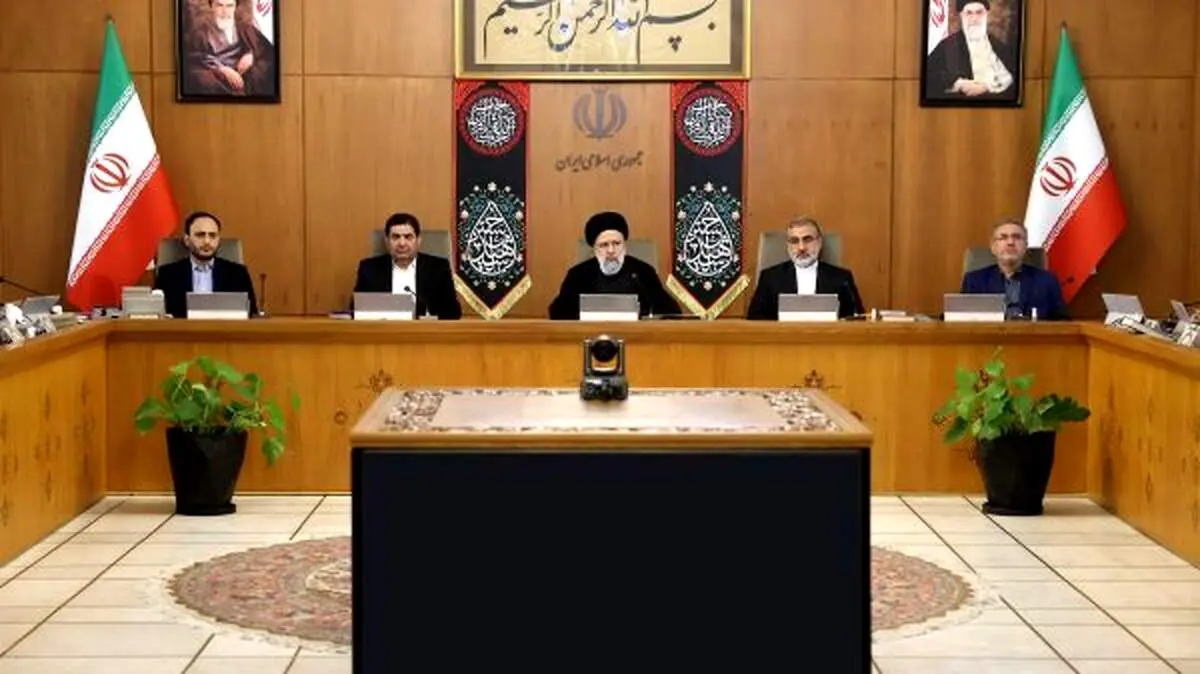 روزنامه کیهان: باید به دولتی ها برای بازگشت قیمت ارز به کف کانال ۵۵ هزار تومان خداقوت گفت!