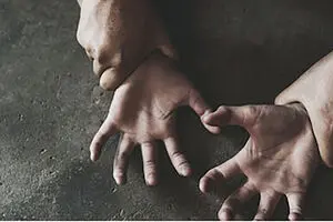 تعرض شیطانی استاد گیتار به المیرای ۲۴ ساله در کلاس موسیقی