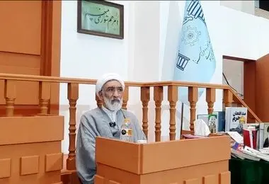وقتی مردم میبینند بزرگانشان پیشقدم در خوندادن هستند، احساس همسرنوشتی پیدا میکنند