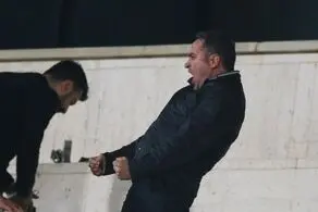 این آقا حق ورود به رختکن استقلال را ندارد!