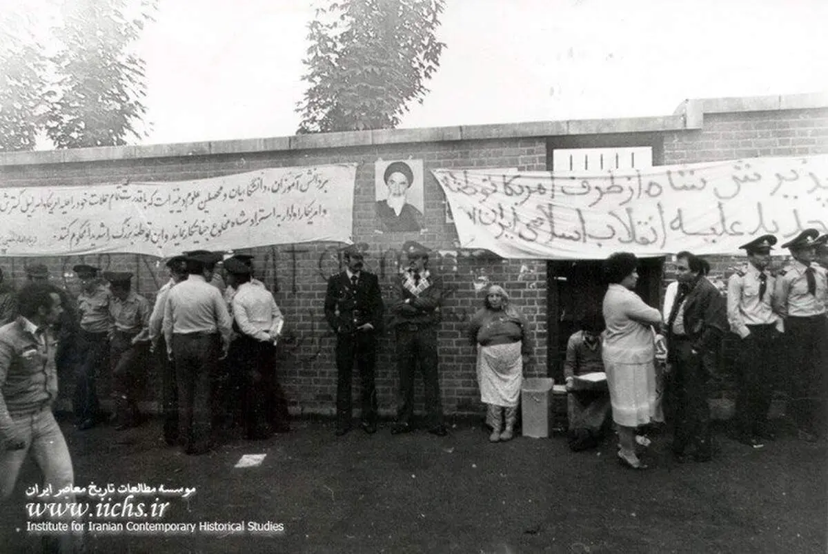 تصاویر کمتر دیده شده از تسخیر سفارت آمریکا در تهران + عکس