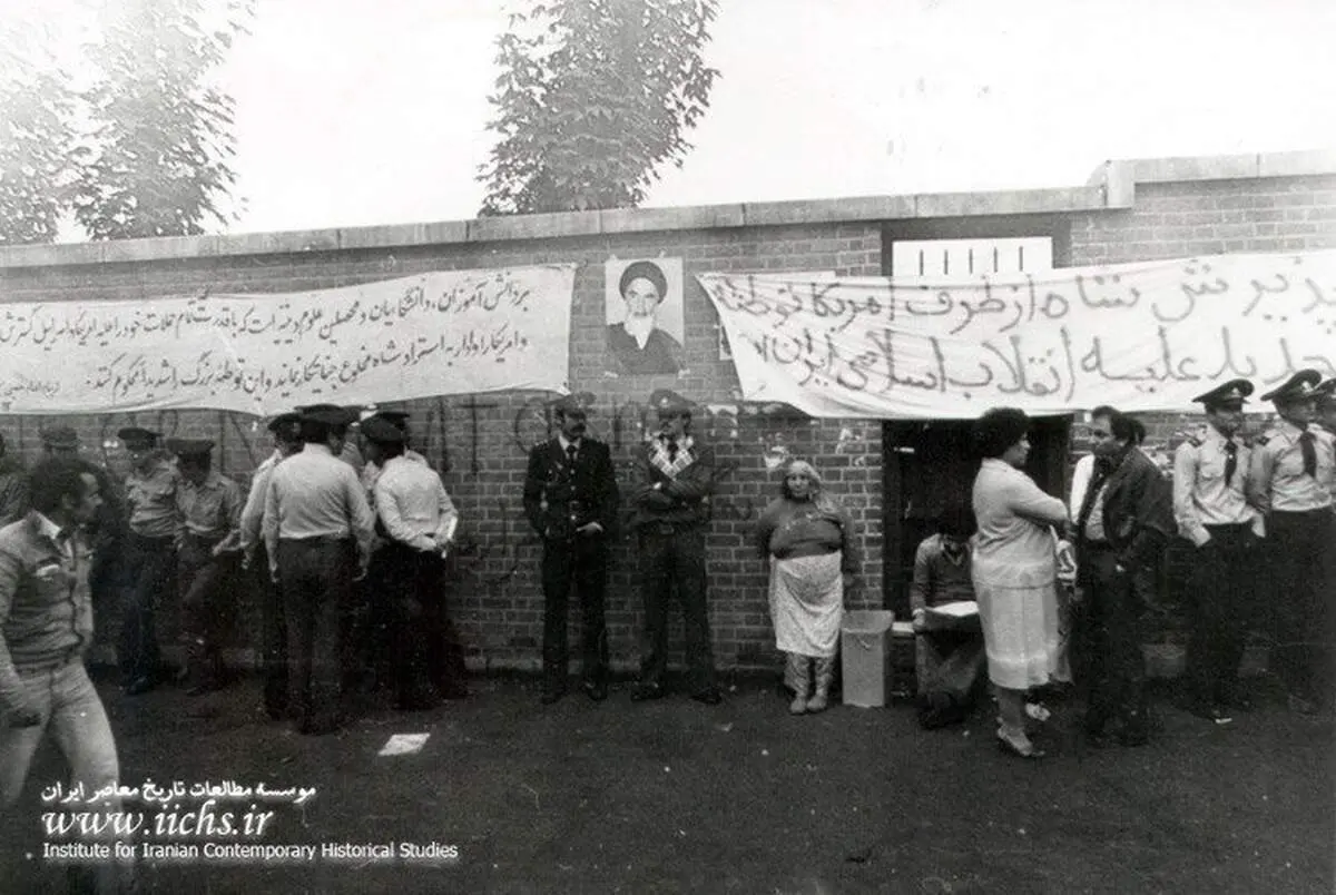 تصاویر کمتر دیده شده از تسخیر سفارت آمریکا در تهران + عکس
