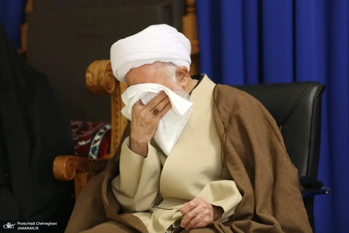 گریه‌های غمناک آیت‌الله جوادی آملی بر سر مزار همسرش/ ببینید 