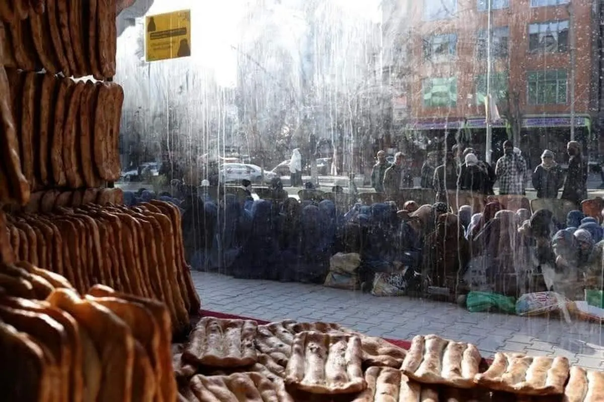 صف شلوغ یک نانوایی/ ببینید