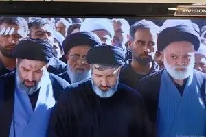 حضور فرزندان رهبر شهید در نماز بر پیکر پدر + عکس