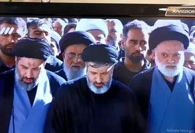 حضور فرزندان رهبر شهید در نماز بر پیکر پدر + عکس