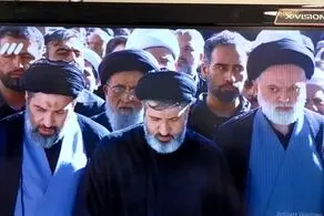 حضور فرزندان رهبر شهید در نماز بر پیکر پدر + عکس