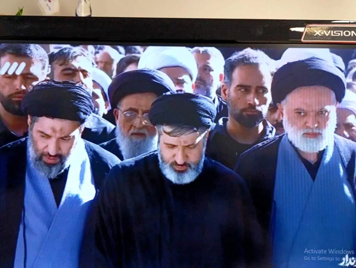 حضور فرزندان رهبر شهید در نماز بر پیکر پدر + عکس