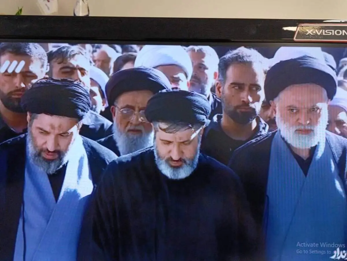 حضور فرزندان رهبر شهید در نماز بر پیکر پدر + عکس
