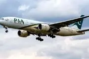 تلاش این مرد احمق برای پیاده شدن از هواپیما حین پرواز!+فیلم