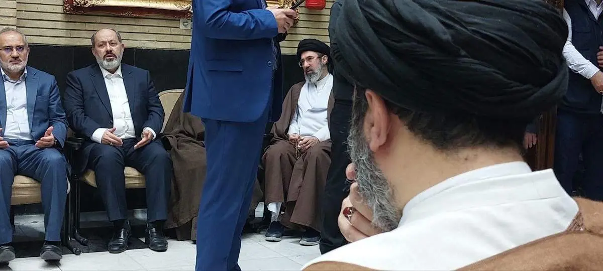 تصویر تازه فرزند رهبر انقلاب در مراسم بزرگداشت برادر وحید حقانیان + ببینید