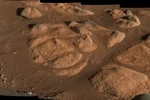 این پسر بیچاره در حال سنگ شدن است +عکس
