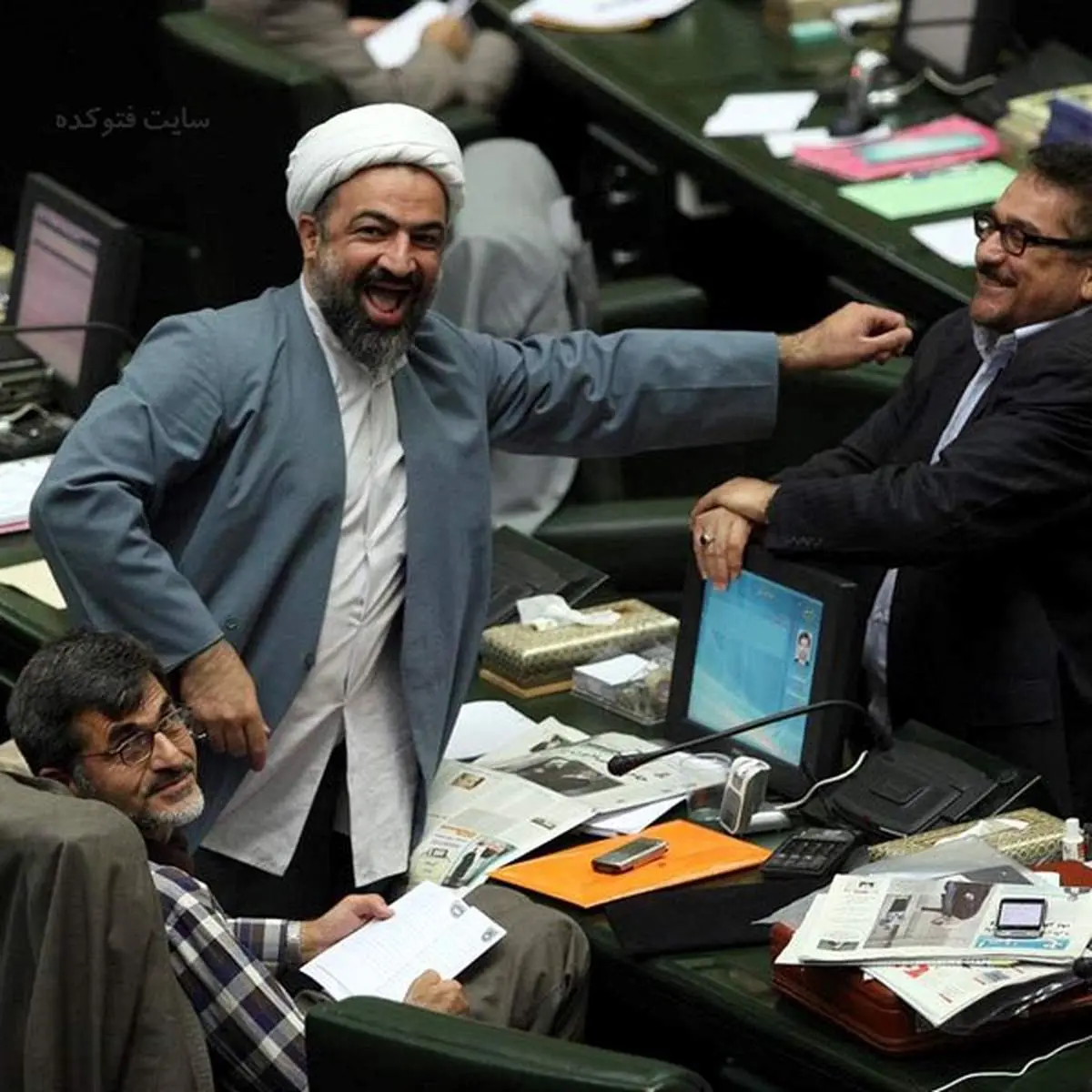 توهین زشت و منشوری چهره جنجالی به دانشجویان شریف: وحشی هستند!