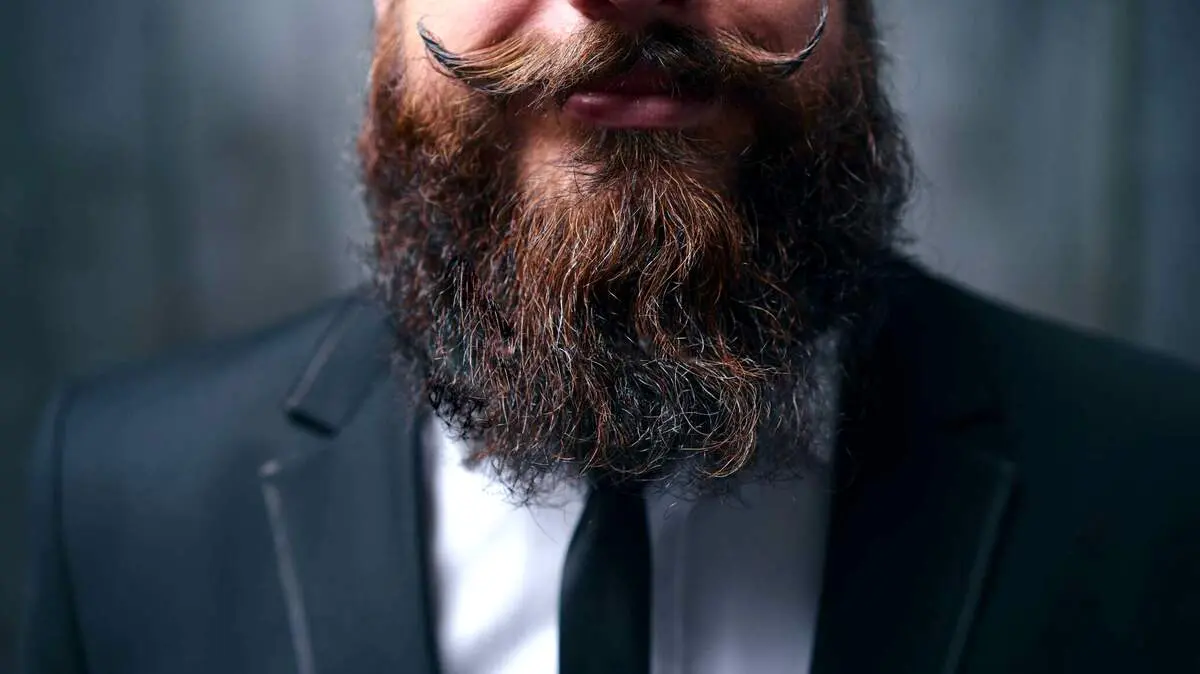 تصویری از یک دختر با ریش و سیبیل های زشت و پرپشتش در مجازی کولاک کرد/ عکس