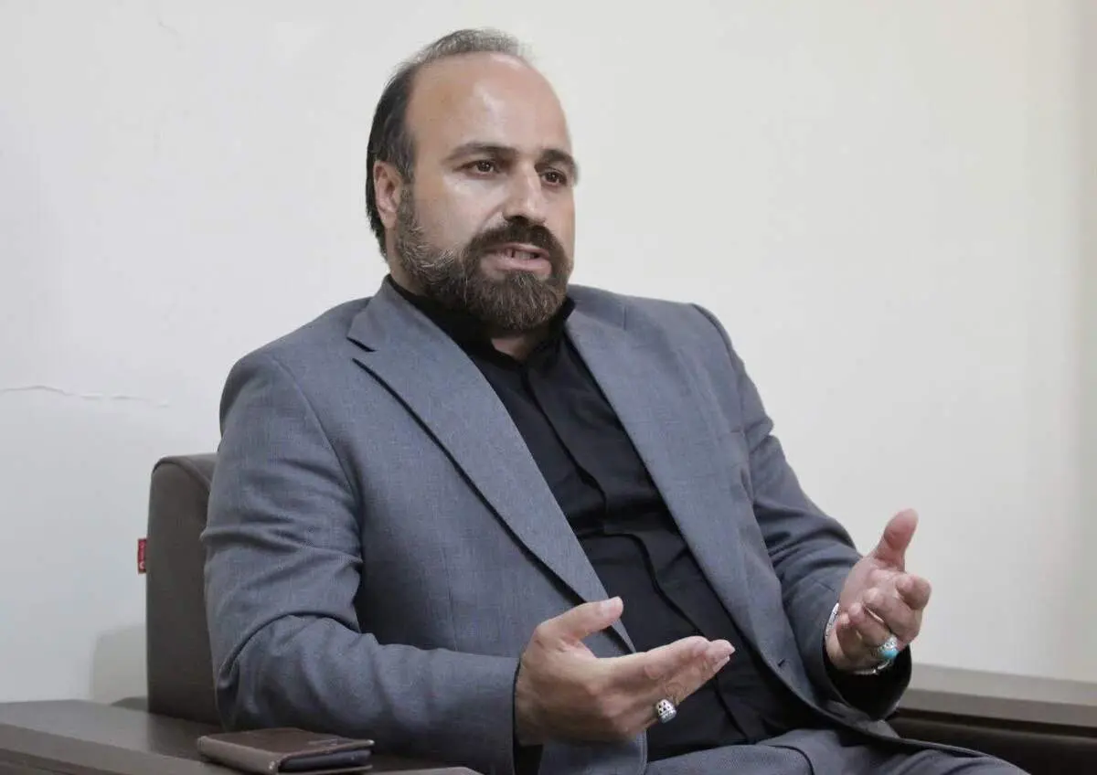 بنرهای دردسرساز خرم آباد؛ حمله هواداران استقلال به شهردار + عکس