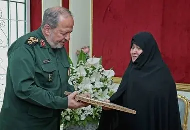 اهدای لوح سپاس رئیس‌جمهوری به همسر شهید شمخانی