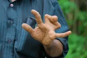 ارواح به انگشتان دست این خانواده عجیب حمله کردند! + عکس